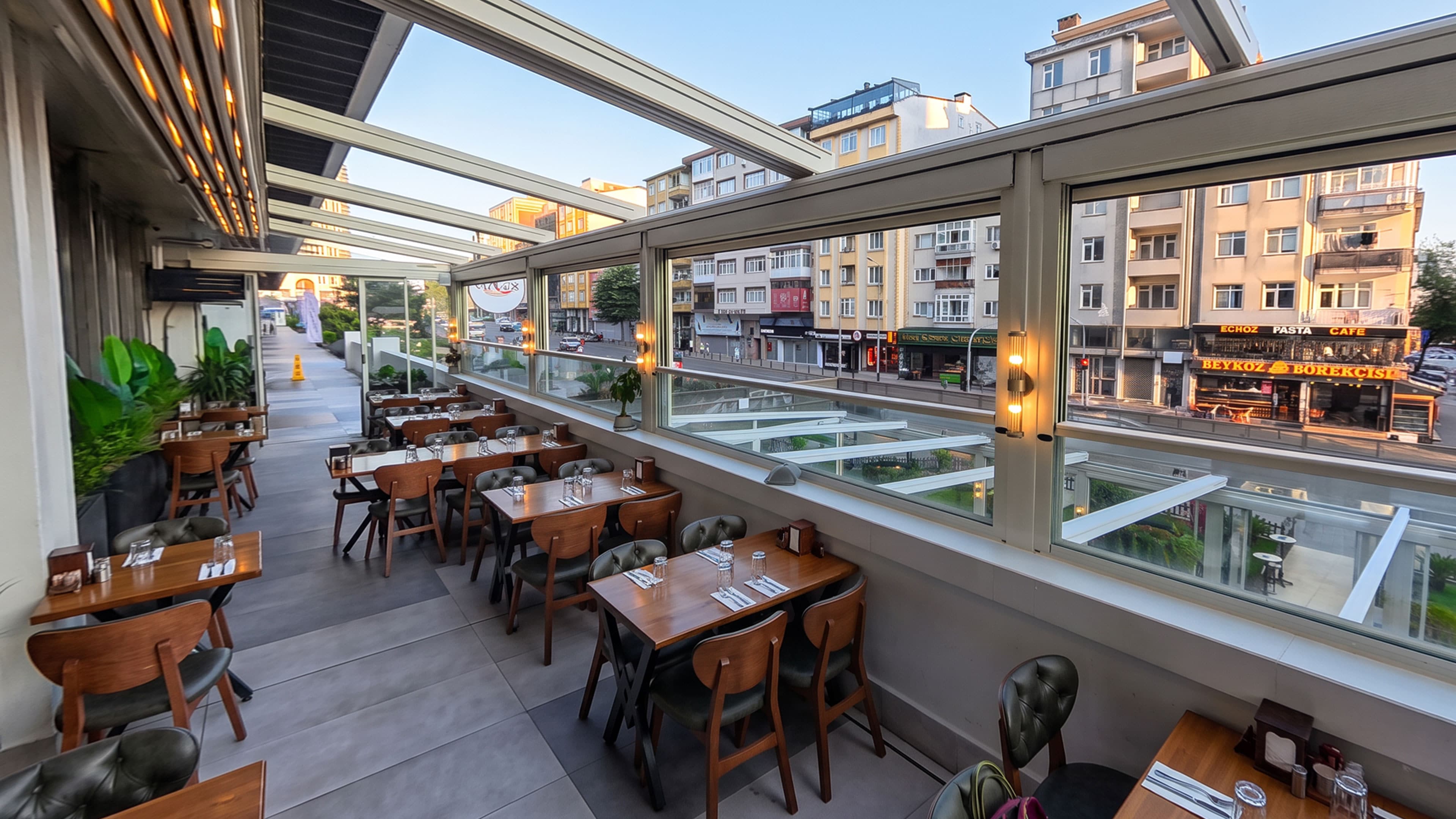 Geniş salon ve aydınlatma detayı